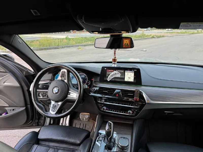 Продам bmw g30 530d xdrive мотор b57 пробег 168.000 комплектация м sport pro: сидения с вентиляцией, задние с подогревом, память сидений, парктроники, камера заднего вида, 3 ключа один из них смарт, черный потолок, переодета в м5ф90, m тормоза, на учет станет без проблема, могу присутствовать в мрэо, диски 20 оригинал vorsteiner ковка, в комплекте 18 оригинальные на хорошей зимней резине. рассмотрю варианты обмена. в приоритете х5, х3. цена 3.800.000 номер +79496177917 - фотография - 6