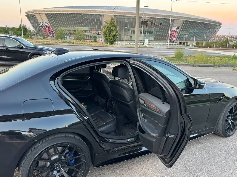 Продам bmw g30 530d xdrive мотор b57 пробег 168.000 комплектация м sport pro: сидения с вентиляцией, задние с подогревом, память сидений, парктроники, камера заднего вида, 3 ключа один из них смарт, черный потолок, переодета в м5ф90, m тормоза, на учет станет без проблема, могу присутствовать в мрэо, диски 20 оригинал vorsteiner ковка, в комплекте 18 оригинальные на хорошей зимней резине. рассмотрю варианты обмена. в приоритете х5, х3. цена 3.800.000 номер +79496177917 - фотография - 7