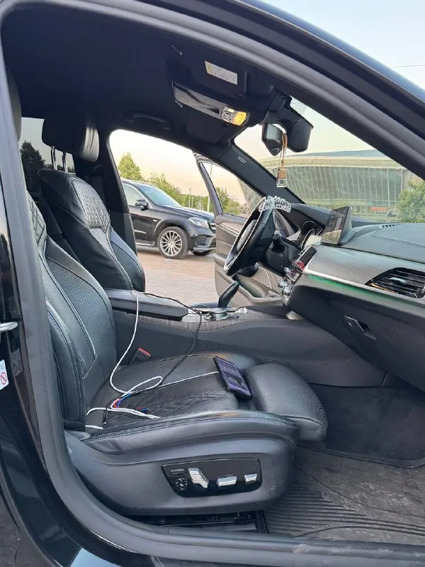 Продам bmw g30 530d xdrive мотор b57 пробег 168.000 комплектация м sport pro: сидения с вентиляцией, задние с подогревом, память сидений, парктроники, камера заднего вида, 3 ключа один из них смарт, черный потолок, переодета в м5ф90, m тормоза, на учет станет без проблема, могу присутствовать в мрэо, диски 20 оригинал vorsteiner ковка, в комплекте 18 оригинальные на хорошей зимней резине. рассмотрю варианты обмена. в приоритете х5, х3. цена 3.800.000 номер +79496177917 - фотография - 8