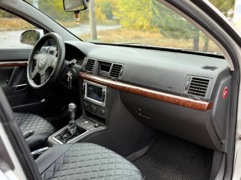 Opel vectra 2003 год пробег 197.000км 1.8л механика в отличном состоянии. мотор работает ровно, масло не берет. подвеска обслужена, без каких либо посторонних звуков. кпп переключает без хрустов, сцепление в порядке. по кузову без гнили, выглядит шикарно. по электрике все работает. кондиционер заправлен. хорошая комплектация: 4 эсп, электро зеркала, круиз контроль, камера заднего вида. магнитола на базе android. ухоженный салон. автомобиль привозили при днр, российских реагентов не видела. документы в порядке, переоформление в мрэо приветствуется. осмотр донецк цена 415.000₽ +7(949)470-04-65 - фотография - 5