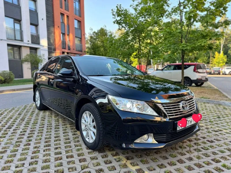 Toyota camry, 2.5 объём, пробег 127.000, реальный, отличная комплектация, кожаный салон, камера, климат, датчики, подогревы, круиз, парктроник перед/зад, музыка android, всё исправно работает, без дтп, стекла все оригинал, без вложений, полностью обслужен, два комплекта резины, низ обработан антикор, установлено противоугонное устройство, птс оригинал, три 🔑, vin:xw7bf4fk50s009457. достойный автомобиль. собственник. 1,75🍋 +79493244177 📲 tg: виталий 📞 звоните: +7(949)3244177 - фотография - 1