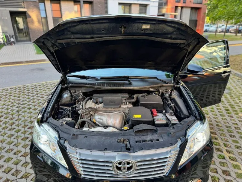 Toyota camry, 2.5 объём, пробег 127.000, реальный, отличная комплектация, кожаный салон, камера, климат, датчики, подогревы, круиз, парктроник перед/зад, музыка android, всё исправно работает, без дтп, стекла все оригинал, без вложений, полностью обслужен, два комплекта резины, низ обработан антикор, установлено противоугонное устройство, птс оригинал, три 🔑, vin:xw7bf4fk50s009457. достойный автомобиль. собственник. 1,75🍋 +79493244177 📲 tg: виталий 📞 звоните: +7(949)3244177 - фотография - 10