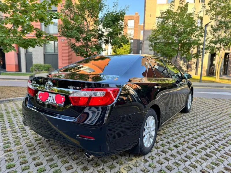 Toyota camry, 2.5 объём, пробег 127.000, реальный, отличная комплектация, кожаный салон, камера, климат, датчики, подогревы, круиз, парктроник перед/зад, музыка android, всё исправно работает, без дтп, стекла все оригинал, без вложений, полностью обслужен, два комплекта резины, низ обработан антикор, установлено противоугонное устройство, птс оригинал, три 🔑, vin:xw7bf4fk50s009457. достойный автомобиль. собственник. 1,75🍋 +79493244177 📲 tg: виталий 📞 звоните: +7(949)3244177 - фотография - 3
