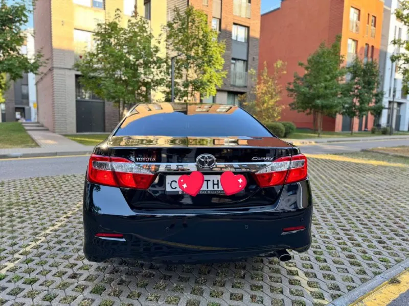 Toyota camry, 2.5 объём, пробег 127.000, реальный, отличная комплектация, кожаный салон, камера, климат, датчики, подогревы, круиз, парктроник перед/зад, музыка android, всё исправно работает, без дтп, стекла все оригинал, без вложений, полностью обслужен, два комплекта резины, низ обработан антикор, установлено противоугонное устройство, птс оригинал, три 🔑, vin:xw7bf4fk50s009457. достойный автомобиль. собственник. 1,75🍋 +79493244177 📲 tg: виталий 📞 звоните: +7(949)3244177 - фотография - 5