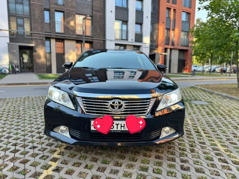 Toyota camry, 2.5 объём, пробег 127.000, реальный, отличная комплектация, кожаный салон, камера, климат, датчики, подогревы, круиз, парктроник перед/зад, музыка android, всё исправно работает, без дтп, стекла все оригинал, без вложений, полностью обслужен, два комплекта резины, низ обработан антикор, установлено противоугонное устройство, птс оригинал, три 🔑, vin:xw7bf4fk50s009457. достойный автомобиль. собственник. 1,75🍋 +79493244177 📲 tg: виталий 📞 звоните: +7(949)3244177 - фотография - 6