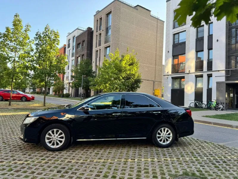 Toyota camry, 2.5 объём, пробег 127.000, реальный, отличная комплектация, кожаный салон, камера, климат, датчики, подогревы, круиз, парктроник перед/зад, музыка android, всё исправно работает, без дтп, стекла все оригинал, без вложений, полностью обслужен, два комплекта резины, низ обработан антикор, установлено противоугонное устройство, птс оригинал, три 🔑, vin:xw7bf4fk50s009457. достойный автомобиль. собственник. 1,75🍋 +79493244177 📲 tg: виталий 📞 звоните: +7(949)3244177 - фотография - 8