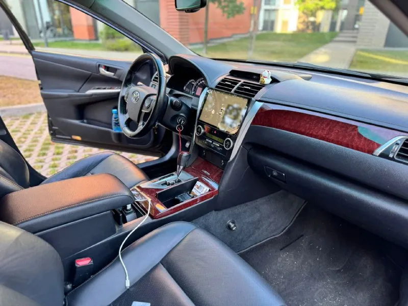 Toyota camry, 2.5 объём, пробег 127.000, реальный, отличная комплектация, кожаный салон, камера, климат, датчики, подогревы, круиз, парктроник перед/зад, музыка android, всё исправно работает, без дтп, стекла все оригинал, без вложений, полностью обслужен, два комплекта резины, низ обработан антикор, установлено противоугонное устройство, птс оригинал, три 🔑, vin:xw7bf4fk50s009457. достойный автомобиль. собственник. 1,75🍋 +79493244177 📲 tg: виталий 📞 звоните: +7(949)3244177 - фотография - 9