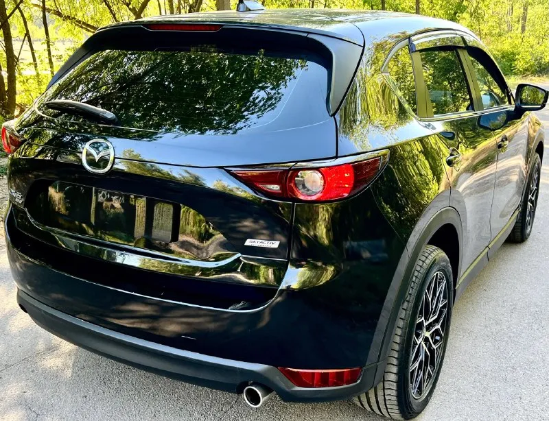 Mazda cx5 2019год двигатель 2.5 skyactive бензин (самый надежный)! родной пробег 63.000 км коробка передач :автомат (обычный aisin)гидротрансформатор! автомобиль в отличном состоянии, двигатель работает отлично, ходовая в отличном состоянии, коробка переключает без пинков, кузов целый без ржавчины и гнили. новая резина летняя 19 колеса, эл зеркала с подогревом, обогрев переднего и заднего стекла, помощь при спуске, круиз, климат, датчики света и дождя, кожаный салон + алькантара, сабвуфер, комплект зимних ковриков и еще много чего. машина полностью обслужена от а и до я !также нанесено керамическое покрытие!!!машина смотрится отлично !расход по городу 10-11литров, едет очень шустро !цвет черный жемчуг!цена 1000000₽ +7949-559-52-87 также возможен обмен! 📞 звоните: +7(949)5595287 - фотография - 2