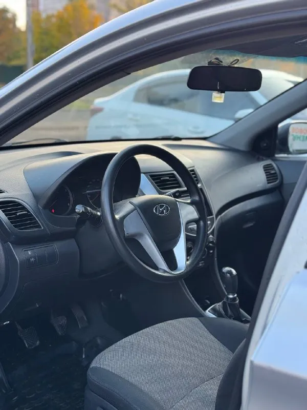 Продам hyundai solaris 2012 года ! объем двигателя: 1.6( цепной надежный мотор) коробка передач-5-ступенчатая механика пробег:171.000 км год выпуска-2012 по кузову в хорошем состоянии, без гнили и ржавчины машина в отличном техническом состоянии 4.000 км назад было сделано то: -замена антифриза -замена тормозной жидкости -замена жидкости гур -замена масла и фильтров -замена задних сайлентблоков -перезаправка кондиционера ( дует на 5/5) удалил катализатор, и перепрошил !!! расход топлива- 6.7 л/100 км на машине стоит хорошая летняя резина kumho 24 года выпуска, свежая, проехала очень мало в подарок отдам почти новую зимнюю резину kumho! не такси, не каршеринг! переоформление без проблем, могу с вами присутствовать в мрэо все дополнительные вопросы по телефону: +79495219479 цена:745.000 тыс рублей ( хороший торг) - фотография - 1