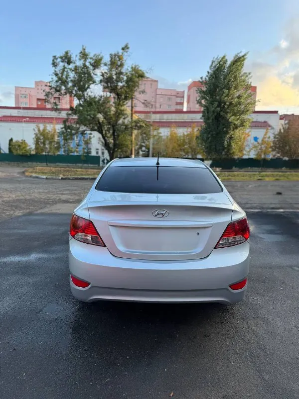 Продам hyundai solaris 2012 года ! объем двигателя: 1.6( цепной надежный мотор) коробка передач-5-ступенчатая механика пробег:171.000 км год выпуска-2012 по кузову в хорошем состоянии, без гнили и ржавчины машина в отличном техническом состоянии 4.000 км назад было сделано то: -замена антифриза -замена тормозной жидкости -замена жидкости гур -замена масла и фильтров -замена задних сайлентблоков -перезаправка кондиционера ( дует на 5/5) удалил катализатор, и перепрошил !!! расход топлива- 6.7 л/100 км на машине стоит хорошая летняя резина kumho 24 года выпуска, свежая, проехала очень мало в подарок отдам почти новую зимнюю резину kumho! не такси, не каршеринг! переоформление без проблем, могу с вами присутствовать в мрэо все дополнительные вопросы по телефону: +79495219479 цена:745.000 тыс рублей ( хороший торг) - фотография - 2
