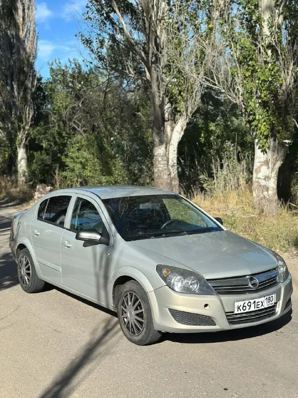 Продам opel astra h 2008 г. в. в отличном состоянии. двигатель 1.8 обслужен. коробка механика без нареканий. кузов не гнилой, ржавчины нет - дно и пороги целые. в хорошей комплектации, климат, мульти-руль, подогревы, abs. полное переоформление - зелёная автотека. цена: 480.000 рублей, небольшой торг. находится в пгт. донское. +79497133206 - фотография - 2