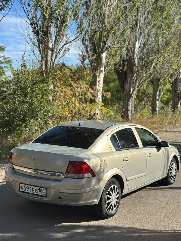 Продам opel astra h 2008 г. в. в отличном состоянии. двигатель 1.8 обслужен. коробка механика без нареканий. кузов не гнилой, ржавчины нет - дно и пороги целые. в хорошей комплектации, климат, мульти-руль, подогревы, abs. полное переоформление - зелёная автотека. цена: 480.000 рублей, небольшой торг. находится в пгт. донское. +79497133206 - фотография - 4