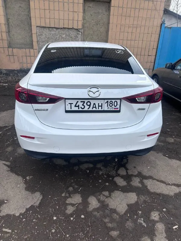 Продам!! мазда 3, 2015 года, пробег 172.000, обьем двигателя 2.0, перед продажей сделано то ходовой части, имеется две пары дисков, а также резина зима-лето цена 1.150.000 рублей рф. +79495011265 - фотография - 2