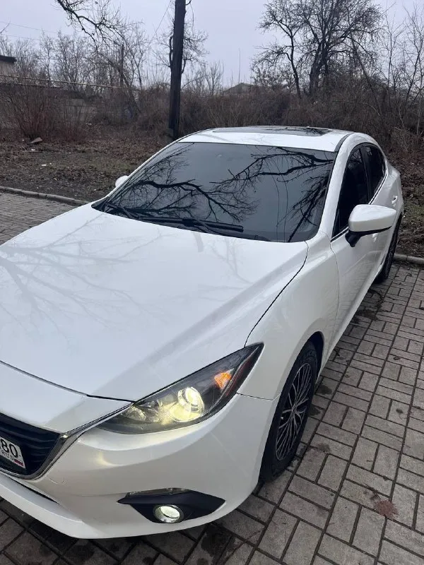 Продам!! мазда 3, 2015 года, пробег 172.000, обьем двигателя 2.0, перед продажей сделано то ходовой части, имеется две пары дисков, а также резина зима-лето цена 1.150.000 рублей рф. +79495011265 - фотография - 3