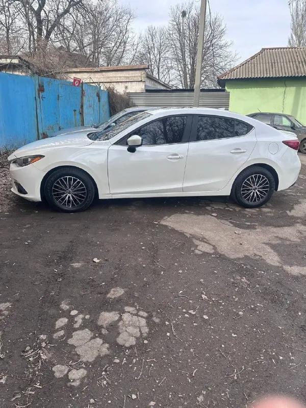 Продам!! мазда 3, 2015 года, пробег 172.000, обьем двигателя 2.0, перед продажей сделано то ходовой части, имеется две пары дисков, а также резина зима-лето цена 1.150.000 рублей рф. +79495011265 - фотография - 4