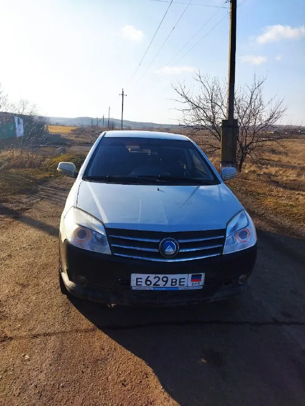Geely mk 2013г 1.5 (94 лс) документы чистые двигатель работает ровно, не троит, не дымит. коробка в отличном состоянии, не хрустит не выбивает. едет бодро, недавно заменили радиатор. цена 230 000р подробности по +79494771270 (владимир) старобешевский район 📲 tg: алина горбатенко 📞 звоните: +7(949)4771270 - фотография - 2