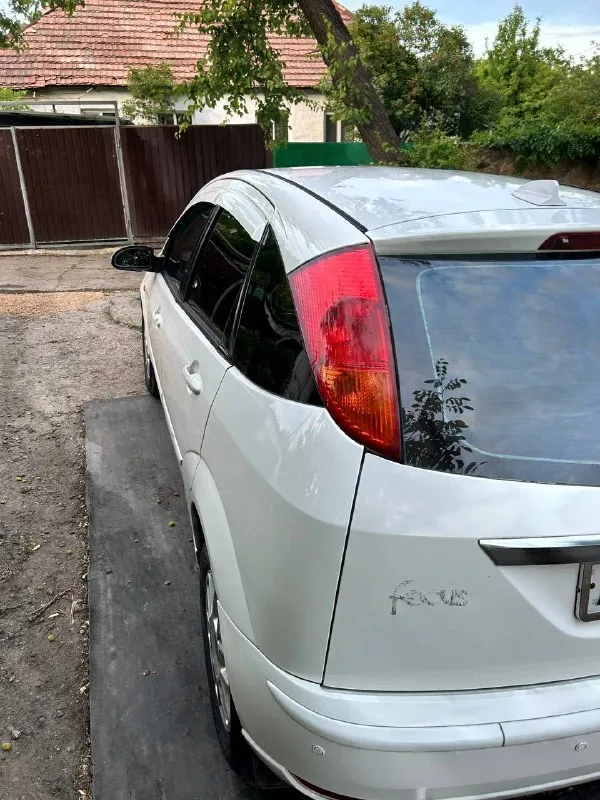Ford focus 1 (2004), хэтчбек, продаётся ford focus 1 2004 года выпуска, хэтчбек. пробег 190321 км. машина в хорошем техническом состоянии, полностью обслужена и находится на полном ходу. оснащена климат-контролем, подогревом передних сидений, электроприводом зеркал и бортовым компьютером с камерой заднего хода. кузов оценён на "4" — есть небольшие косметические дефекты, без серьезных повреждений. цена 450000, рассматриваю разумный торг. номер телефона +79493851340 📲 tg: @kovrahone 📞 звоните: +7(949)3851340 - фотография - 3