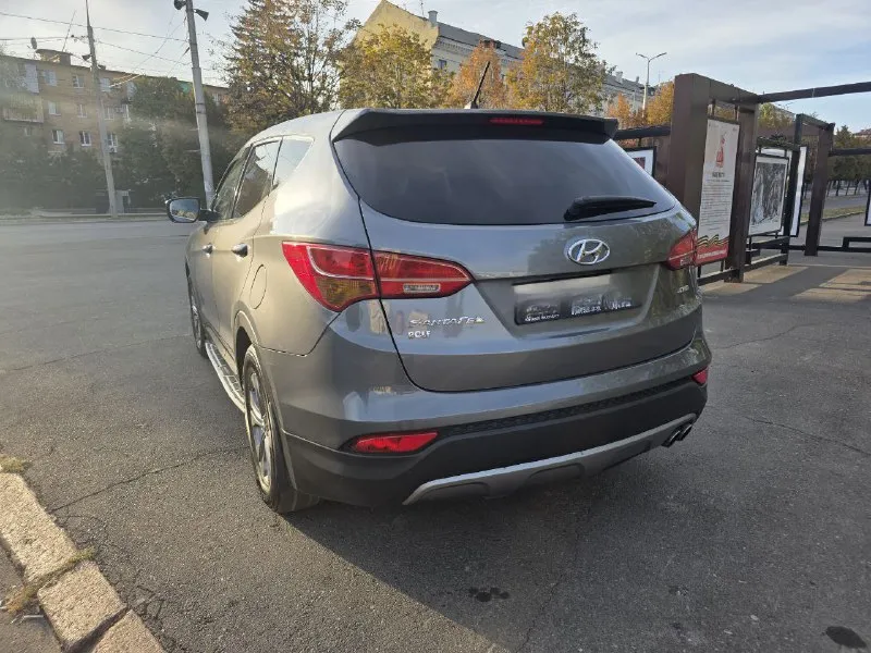 Продам hyundai santa fe 3 2012г мкпп полный привод 2.4 мотор, гнили и ржавчины нет, ошибок нет, нигде ничего не течет и не потеет, кузов в очень хорошем состоянии, без дтп, вторичный окрас одной двери, остальное в родне, стоят дорогие линзы свет огонь, фары в плёнке, штатная аудио заменена на современную. переоформление обязательно 1 360 000 +79490348430 - фотография - 3