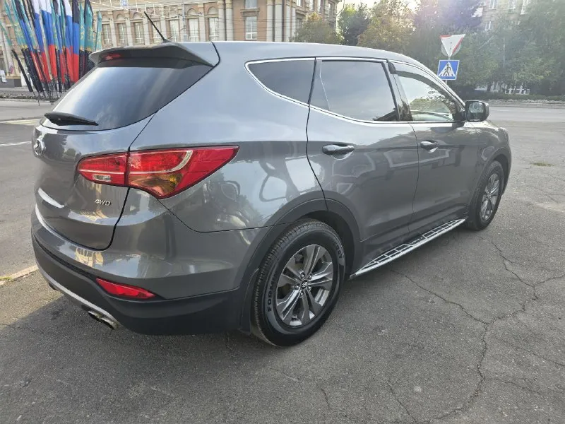 Продам hyundai santa fe 3 2012г мкпп полный привод 2.4 мотор, гнили и ржавчины нет, ошибок нет, нигде ничего не течет и не потеет, кузов в очень хорошем состоянии, без дтп, вторичный окрас одной двери, остальное в родне, стоят дорогие линзы свет огонь, фары в плёнке, штатная аудио заменена на современную. переоформление обязательно 1 360 000 +79490348430 - фотография - 4