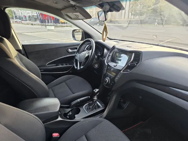 Продам hyundai santa fe 3 2012г мкпп полный привод 2.4 мотор, гнили и ржавчины нет, ошибок нет, нигде ничего не течет и не потеет, кузов в очень хорошем состоянии, без дтп, вторичный окрас одной двери, остальное в родне, стоят дорогие линзы свет огонь, фары в плёнке, штатная аудио заменена на современную. переоформление обязательно 1 360 000 +79490348430 - фотография - 5