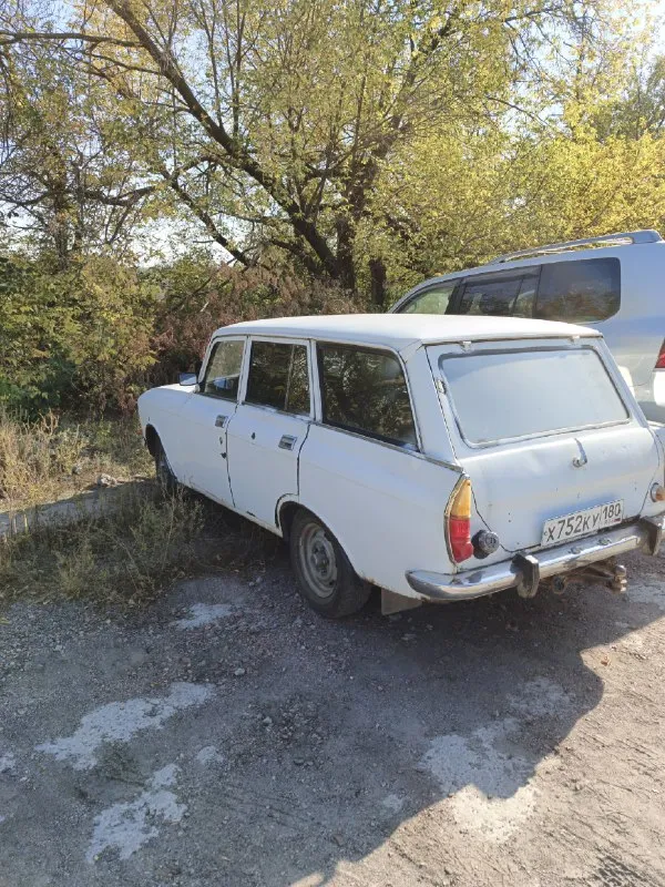 Продам азлк 2137 «москвич» 1984 года выпуска. двигатель стандартный, узам объёмом 1.5 литра на 75 лошадиных сил (очень резвый, верховой мотор). коробка передач — родная четырёх ступка. переключается мягко с характерной для «москвичей» разболтанностью (передачи не вылетают). не так давно были заменены свечи (ngk), бронепровода (чешские tesla), стойки и втулки стабилизатора, шланг сцепления и передние тормозные колодки. если успею — поменяю радиатор, либо же отдам вместе с тосолом при продаже. машина на ходу, на местном учёте (я хозяин без ограничений), со вписанным газом (!) и фаркопом. оформляется без каких-либо вопросов. полный пакет документов (и на газ тоже). в комплекте к нему идут три мешка запчастей. кузов в нормальном состоянии для его годов. днище не гнилое. очаги коррозии были заботливо замазаны смолой прошлым хозяином дедулей. тяжело расставаться, но такова необходимость. цена сего автомобиля: 75 тысяч рублей, торг обсудим. находится в макеевке. мой т 📞 звоните: +7(949)4571176 - фотография - 2