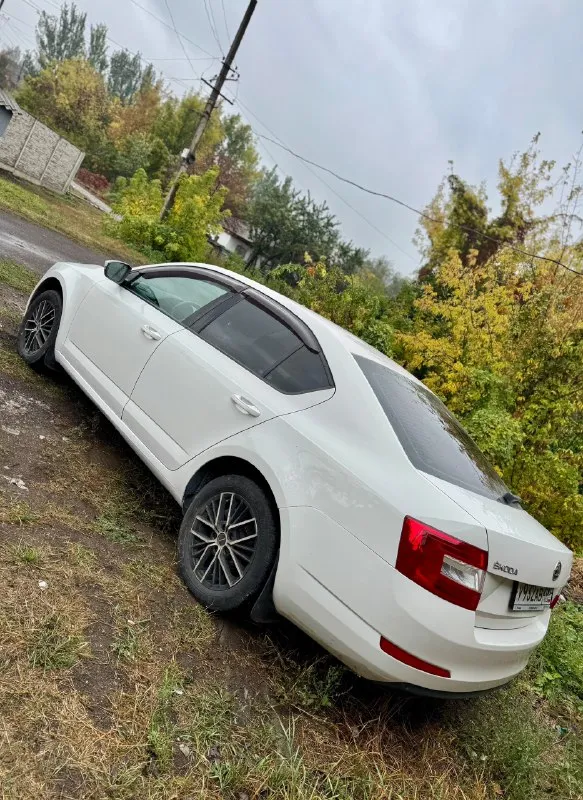 Skoda octavia а7 1.2 tsi, автомат, 2013 г. в ✅ двигатель 4х цилиндровый, на 105 сил, не путайте с 3х цилиндрами‼️ автомобиль в отличоном состоянии, двигатель 1.2 tsi обслужен от а до я, коробка автомат dsg листает как положено без пинков и толчков!) родной пробег 227 000 км, комплектация: заводская система старт/стоп, задние парктроники, кондиционер (заправлен и дует как положено) подогревы сидений, туманки, датчик света и дождя, электро зеркала с подогревом, полный эл. стекло пакет, 2 ключа, легкосплавные диски на летней резине, авто останетесь довольны ! птс оригинал 🔥 стоимость авто: ✅ 770 000 рублей ✅ машина в макеевке: +79495570537 либо +79490780102 + телеграмм 📞 звоните: +7(949)5570537 - фотография - 4