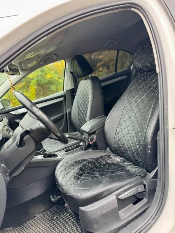 Skoda octavia а7 1.2 tsi, автомат, 2013 г. в ✅ двигатель 4х цилиндровый, на 105 сил, не путайте с 3х цилиндрами‼️ автомобиль в отличоном состоянии, двигатель 1.2 tsi обслужен от а до я, коробка автомат dsg листает как положено без пинков и толчков!) родной пробег 227 000 км, комплектация: заводская система старт/стоп, задние парктроники, кондиционер (заправлен и дует как положено) подогревы сидений, туманки, датчик света и дождя, электро зеркала с подогревом, полный эл. стекло пакет, 2 ключа, легкосплавные диски на летней резине, авто останетесь довольны ! птс оригинал 🔥 стоимость авто: ✅ 770 000 рублей ✅ машина в макеевке: +79495570537 либо +79490780102 + телеграмм 📞 звоните: +7(949)5570537 - фотография - 7