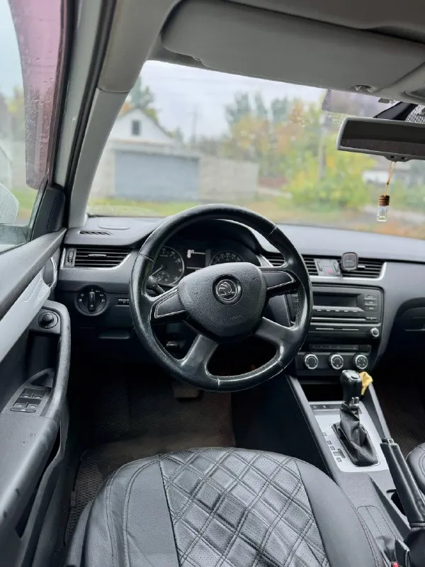 Skoda octavia а7 1.2 tsi, автомат, 2013 г. в ✅ двигатель 4х цилиндровый, на 105 сил, не путайте с 3х цилиндрами‼️ автомобиль в отличоном состоянии, двигатель 1.2 tsi обслужен от а до я, коробка автомат dsg листает как положено без пинков и толчков!) родной пробег 227 000 км, комплектация: заводская система старт/стоп, задние парктроники, кондиционер (заправлен и дует как положено) подогревы сидений, туманки, датчик света и дождя, электро зеркала с подогревом, полный эл. стекло пакет, 2 ключа, легкосплавные диски на летней резине, авто останетесь довольны ! птс оригинал 🔥 стоимость авто: ✅ 770 000 рублей ✅ машина в макеевке: +79495570537 либо +79490780102 + телеграмм 📞 звоните: +7(949)5570537 - фотография - 8