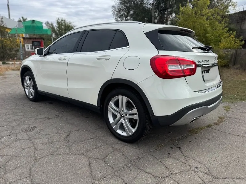 Mercedes gla 250 полный привод машина в отличном состоянии! родной пробег -камера заднего вида -функция дистроник (сама тормозит) отличное техническое и эстетическое состояние! богатая комплектация! чистый ухоженный салон. кожаный мультируль, под рулевые лепестки, штатная мультимедиа с без рамочным цветным монитором, bluetooth, 2 разъёма usb, sd, камера заднего вида с динамической разметкой, круиз-контроль, датчик дождя, датчик света, подогрев передних сидений с выбором режимов, подогрев заднего стекла и зеркал, электро-регулировка боковых зеркал, электро-стекло-подьёмники всех дверей, светодиодные ходовые огни, электропривод багажника, диски r18 и т. д. 2 комплекта колес лето/зима шипы 2 комплектов ковриков в салон лето/ зима. то проведено на пробеге 103 тыс. из минусов трещина на лобовом стекле. телефон +79497045153 📞 звоните: +7(949)7045153 - фотография - 2