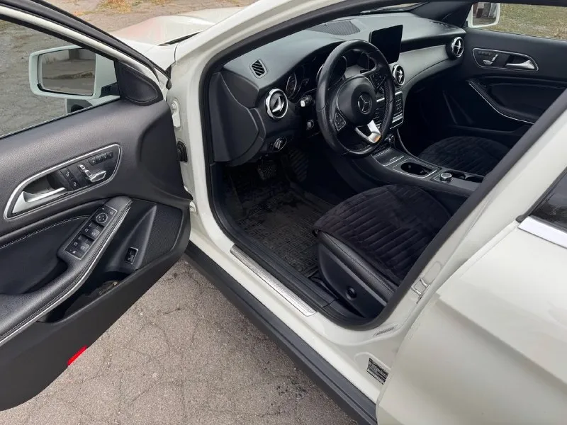 Mercedes gla 250 полный привод машина в отличном состоянии! родной пробег -камера заднего вида -функция дистроник (сама тормозит) отличное техническое и эстетическое состояние! богатая комплектация! чистый ухоженный салон. кожаный мультируль, под рулевые лепестки, штатная мультимедиа с без рамочным цветным монитором, bluetooth, 2 разъёма usb, sd, камера заднего вида с динамической разметкой, круиз-контроль, датчик дождя, датчик света, подогрев передних сидений с выбором режимов, подогрев заднего стекла и зеркал, электро-регулировка боковых зеркал, электро-стекло-подьёмники всех дверей, светодиодные ходовые огни, электропривод багажника, диски r18 и т. д. 2 комплекта колес лето/зима шипы 2 комплектов ковриков в салон лето/ зима. то проведено на пробеге 103 тыс. из минусов трещина на лобовом стекле. телефон +79497045153 📞 звоните: +7(949)7045153 - фотография - 3