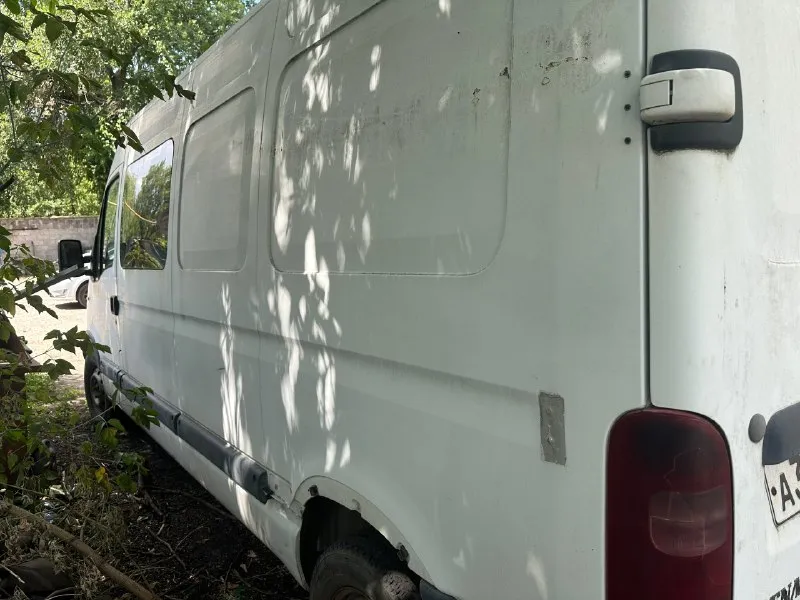 Продается renault мастер 2.5 tdi. длинная база, без ржавчины, есть не значительные моменты по кузову. автомобиль долгое время стоит. пробег 190000 я владелец цена 750 торг +79493280318 📞 звоните: +7(949)3280318 - фотография - 2