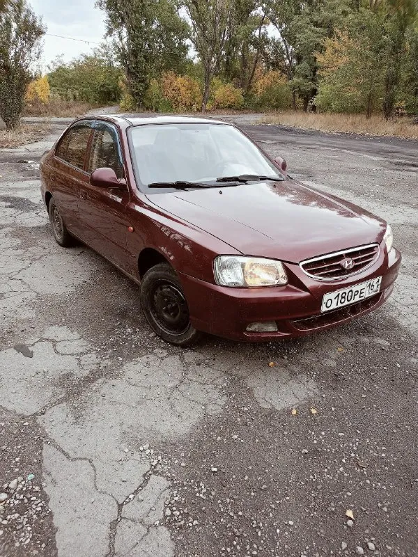 Продам хендай акцент 2008 гв, пробег родной 296 тысяч машина в хорошем состоянии. двигатель работает отлично, по кузову есть небольшие недочёты, в силу возраста имеются скольчики от камней. электростеклоподъемники передних стекол. дно целое, гнили нет осмотр центр макеевки +79493272515 цена 320.000 - фотография - 1