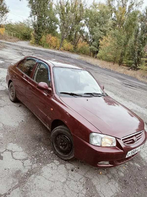 Продам хендай акцент 2008 гв, пробег родной 296 тысяч машина в хорошем состоянии. двигатель работает отлично, по кузову есть небольшие недочёты, в силу возраста имеются скольчики от камней. электростеклоподъемники передних стекол. дно целое, гнили нет осмотр центр макеевки +79493272515 цена 320.000 - фотография - 3