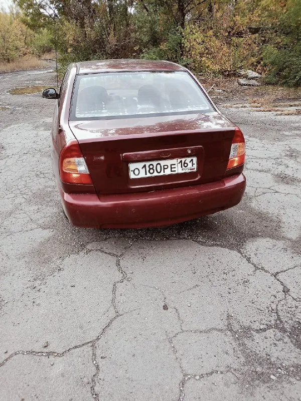 Продам хендай акцент 2008 гв, пробег родной 296 тысяч машина в хорошем состоянии. двигатель работает отлично, по кузову есть небольшие недочёты, в силу возраста имеются скольчики от камней. электростеклоподъемники передних стекол. дно целое, гнили нет осмотр центр макеевки +79493272515 цена 320.000 - фотография - 4