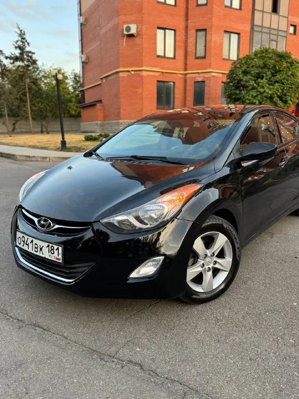 В продаже hyundai elantra 1.8 автомат 2012 год. 166.000 км оригинального пробега. машинка была привезена из америки 5 лет назад. один хозяин с момента приезда авто. авто все обслужено, новые иридиевые свечи, стойки ( амортизаторы ), масло, антифриз. заменено масло в . стоит отличная резина pirelli. авто выглядит хорошо как на фото, так и вживую. приятный не затертый чистый салон. комплектация с подогревом сидений, кондиционер, 4 эл. стеклоподъемника, круиз контроль, стоит качественная музыка, кожаный руль. 2 ключа. машинка едет бодро и в то же время мягкая и комфортная. приезжайте, смотрите, щупайте, катайтесь, любые проверки за ваш счет. осмотр г. луганск цена 1.130.000 торг у авто. +79595022666 +79591539242 📞 звоните: +7(959)5022666 - фотография - 1