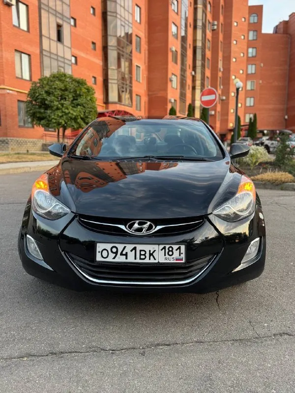 В продаже hyundai elantra 1.8 автомат 2012 год. 166.000 км оригинального пробега. машинка была привезена из америки 5 лет назад. один хозяин с момента приезда авто. авто все обслужено, новые иридиевые свечи, стойки ( амортизаторы ), масло, антифриз. заменено масло в . стоит отличная резина pirelli. авто выглядит хорошо как на фото, так и вживую. приятный не затертый чистый салон. комплектация с подогревом сидений, кондиционер, 4 эл. стеклоподъемника, круиз контроль, стоит качественная музыка, кожаный руль. 2 ключа. машинка едет бодро и в то же время мягкая и комфортная. приезжайте, смотрите, щупайте, катайтесь, любые проверки за ваш счет. осмотр г. луганск цена 1.130.000 торг у авто. +79595022666 +79591539242 📞 звоните: +7(959)5022666 - фотография - 2