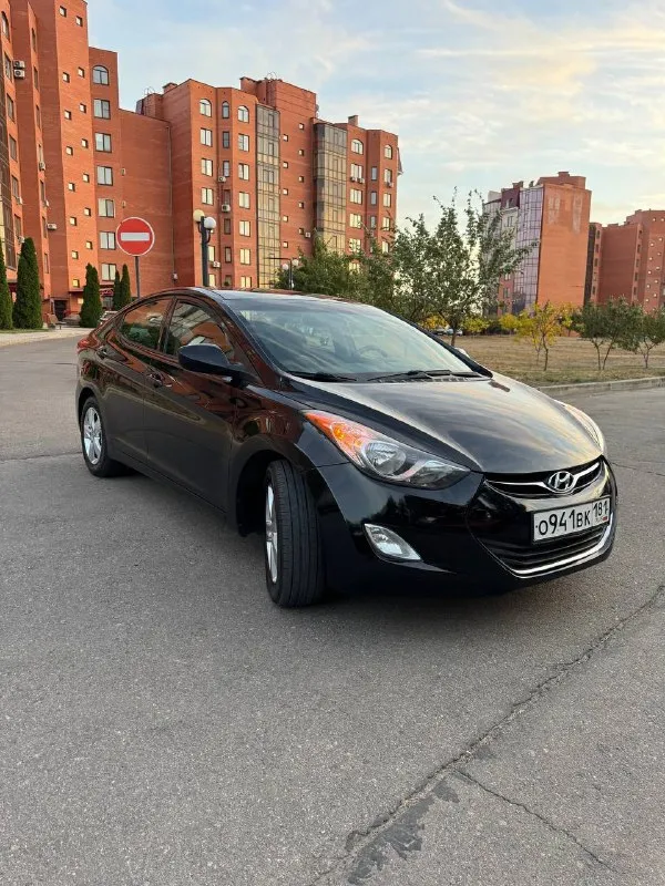 В продаже hyundai elantra 1.8 автомат 2012 год. 166.000 км оригинального пробега. машинка была привезена из америки 5 лет назад. один хозяин с момента приезда авто. авто все обслужено, новые иридиевые свечи, стойки ( амортизаторы ), масло, антифриз. заменено масло в . стоит отличная резина pirelli. авто выглядит хорошо как на фото, так и вживую. приятный не затертый чистый салон. комплектация с подогревом сидений, кондиционер, 4 эл. стеклоподъемника, круиз контроль, стоит качественная музыка, кожаный руль. 2 ключа. машинка едет бодро и в то же время мягкая и комфортная. приезжайте, смотрите, щупайте, катайтесь, любые проверки за ваш счет. осмотр г. луганск цена 1.130.000 торг у авто. +79595022666 +79591539242 📞 звоните: +7(959)5022666 - фотография - 3
