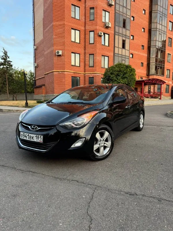 В продаже hyundai elantra 1.8 автомат 2012 год. 166.000 км оригинального пробега. машинка была привезена из америки 5 лет назад. один хозяин с момента приезда авто. авто все обслужено, новые иридиевые свечи, стойки ( амортизаторы ), масло, антифриз. заменено масло в . стоит отличная резина pirelli. авто выглядит хорошо как на фото, так и вживую. приятный не затертый чистый салон. комплектация с подогревом сидений, кондиционер, 4 эл. стеклоподъемника, круиз контроль, стоит качественная музыка, кожаный руль. 2 ключа. машинка едет бодро и в то же время мягкая и комфортная. приезжайте, смотрите, щупайте, катайтесь, любые проверки за ваш счет. осмотр г. луганск цена 1.130.000 торг у авто. +79595022666 +79591539242 📞 звоните: +7(959)5022666 - фотография - 4