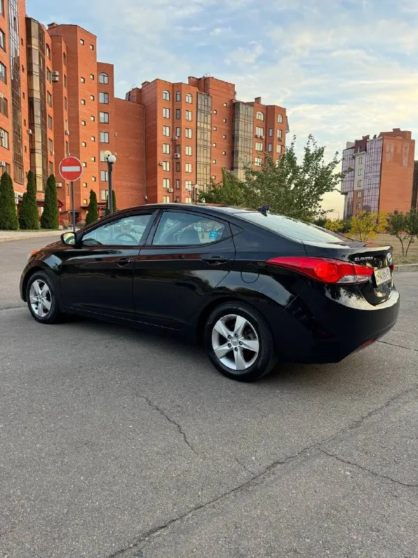 В продаже hyundai elantra 1.8 автомат 2012 год. 166.000 км оригинального пробега. машинка была привезена из америки 5 лет назад. один хозяин с момента приезда авто. авто все обслужено, новые иридиевые свечи, стойки ( амортизаторы ), масло, антифриз. заменено масло в . стоит отличная резина pirelli. авто выглядит хорошо как на фото, так и вживую. приятный не затертый чистый салон. комплектация с подогревом сидений, кондиционер, 4 эл. стеклоподъемника, круиз контроль, стоит качественная музыка, кожаный руль. 2 ключа. машинка едет бодро и в то же время мягкая и комфортная. приезжайте, смотрите, щупайте, катайтесь, любые проверки за ваш счет. осмотр г. луганск цена 1.130.000 торг у авто. +79595022666 +79591539242 📞 звоните: +7(959)5022666 - фотография - 5