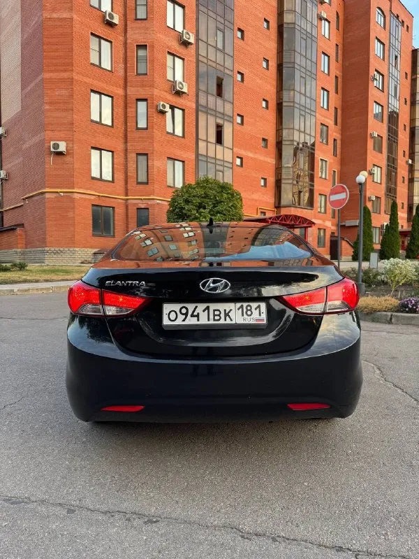 В продаже hyundai elantra 1.8 автомат 2012 год. 166.000 км оригинального пробега. машинка была привезена из америки 5 лет назад. один хозяин с момента приезда авто. авто все обслужено, новые иридиевые свечи, стойки ( амортизаторы ), масло, антифриз. заменено масло в . стоит отличная резина pirelli. авто выглядит хорошо как на фото, так и вживую. приятный не затертый чистый салон. комплектация с подогревом сидений, кондиционер, 4 эл. стеклоподъемника, круиз контроль, стоит качественная музыка, кожаный руль. 2 ключа. машинка едет бодро и в то же время мягкая и комфортная. приезжайте, смотрите, щупайте, катайтесь, любые проверки за ваш счет. осмотр г. луганск цена 1.130.000 торг у авто. +79595022666 +79591539242 📞 звоните: +7(959)5022666 - фотография - 6