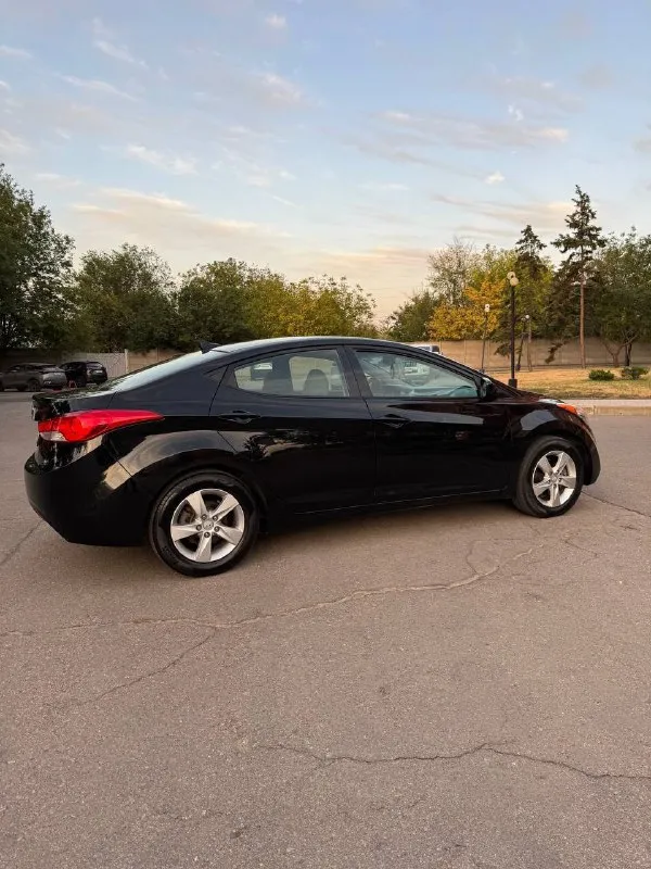 В продаже hyundai elantra 1.8 автомат 2012 год. 166.000 км оригинального пробега. машинка была привезена из америки 5 лет назад. один хозяин с момента приезда авто. авто все обслужено, новые иридиевые свечи, стойки ( амортизаторы ), масло, антифриз. заменено масло в . стоит отличная резина pirelli. авто выглядит хорошо как на фото, так и вживую. приятный не затертый чистый салон. комплектация с подогревом сидений, кондиционер, 4 эл. стеклоподъемника, круиз контроль, стоит качественная музыка, кожаный руль. 2 ключа. машинка едет бодро и в то же время мягкая и комфортная. приезжайте, смотрите, щупайте, катайтесь, любые проверки за ваш счет. осмотр г. луганск цена 1.130.000 торг у авто. +79595022666 +79591539242 📞 звоните: +7(959)5022666 - фотография - 7