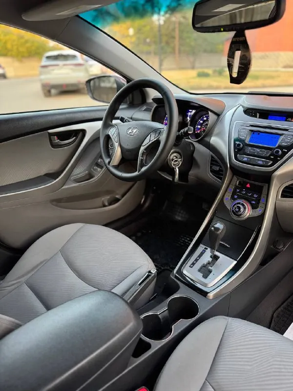 В продаже hyundai elantra 1.8 автомат 2012 год. 166.000 км оригинального пробега. машинка была привезена из америки 5 лет назад. один хозяин с момента приезда авто. авто все обслужено, новые иридиевые свечи, стойки ( амортизаторы ), масло, антифриз. заменено масло в . стоит отличная резина pirelli. авто выглядит хорошо как на фото, так и вживую. приятный не затертый чистый салон. комплектация с подогревом сидений, кондиционер, 4 эл. стеклоподъемника, круиз контроль, стоит качественная музыка, кожаный руль. 2 ключа. машинка едет бодро и в то же время мягкая и комфортная. приезжайте, смотрите, щупайте, катайтесь, любые проверки за ваш счет. осмотр г. луганск цена 1.130.000 торг у авто. +79595022666 +79591539242 📞 звоните: +7(959)5022666 - фотография - 8