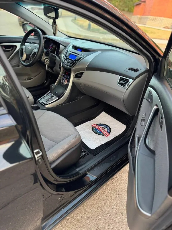 В продаже hyundai elantra 1.8 автомат 2012 год. 166.000 км оригинального пробега. машинка была привезена из америки 5 лет назад. один хозяин с момента приезда авто. авто все обслужено, новые иридиевые свечи, стойки ( амортизаторы ), масло, антифриз. заменено масло в . стоит отличная резина pirelli. авто выглядит хорошо как на фото, так и вживую. приятный не затертый чистый салон. комплектация с подогревом сидений, кондиционер, 4 эл. стеклоподъемника, круиз контроль, стоит качественная музыка, кожаный руль. 2 ключа. машинка едет бодро и в то же время мягкая и комфортная. приезжайте, смотрите, щупайте, катайтесь, любые проверки за ваш счет. осмотр г. луганск цена 1.130.000 торг у авто. +79595022666 +79591539242 📞 звоните: +7(959)5022666 - фотография - 9