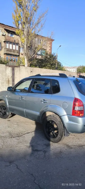 Продам hyundai tycson 2.0 4wd 2007 бензин /газ механика кореец в 21 году был пригнан из германии в днр в макеевке один владелец-девочка 10 подушек безопасности стекло подъёмники подогрев передних сидений, заднего и лобового стекла, кондиционер, круиз контроль, задний парктроник с камерой, видео регистратор с передней и задней камерой. по кузову все родное в дтп не был, есть царапины но не глобальные, все работает технически полностью обслужен ходовая вся поменяна пробег родной ничего не стучит не скрипит не гудит масло не жрет, акб брала зимой, резина новая всего один сезон, есть зимняя новая шиповка на титанах цена: 850 000 торг у капота все вопросы по телефону +79494819250 - фотография - 3