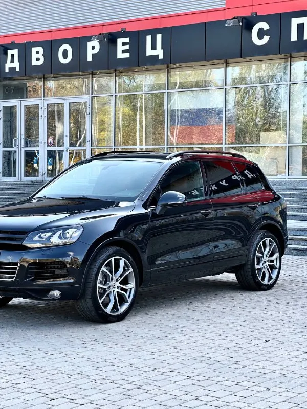 Volkswagen touareg кпп - автоматическая ( asin ) двигатель - 4.1tdi v8 4motion год выпуска - 2010 пробег - 190.000км цена - 1.950.000₽ тел. +79493902663 либо: +7 (949) 679-98-14 в продаже шикарный джип который содержит в себе идеальное сочетания надежности, мощности и экономичности. автомобиль имеет шикарный вид, проведена полная палировка кузова с покрытием жидкого стекла. стоят правильные колеса ( без внимания на дороге не оставит ) в жирной комплектации exclusive: прекрасное сочетание цветов салона, которое есть только в данной комплектации; двухзонный климат-контроль; эл. привод богажника; эл. привод передних сидений с памятью; бесключевой доступ; круиз-контроль; штатный адаптивный ксенон; датчик дождя и света; эл. складываемые зеркала с подогревом; штатная мультимедиа со всеми современными плюшками; подогревы сидений; подогрев лобового; запуск двигателя с кнопки; парктроники и многое другое. авто дарит кучу положительных эмоций от вождения с минимальным расходом топлива. связь не всегда хорошая, на этих же номерах есть телеграм. - фотография - 10