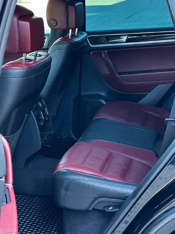 Volkswagen touareg кпп - автоматическая ( asin ) двигатель - 4.1tdi v8 4motion год выпуска - 2010 пробег - 190.000км цена - 1.950.000₽ тел. +79493902663 либо: +7 (949) 679-98-14 в продаже шикарный джип который содержит в себе идеальное сочетания надежности, мощности и экономичности. автомобиль имеет шикарный вид, проведена полная палировка кузова с покрытием жидкого стекла. стоят правильные колеса ( без внимания на дороге не оставит ) в жирной комплектации exclusive: прекрасное сочетание цветов салона, которое есть только в данной комплектации; двухзонный климат-контроль; эл. привод богажника; эл. привод передних сидений с памятью; бесключевой доступ; круиз-контроль; штатный адаптивный ксенон; датчик дождя и света; эл. складываемые зеркала с подогревом; штатная мультимедиа со всеми современными плюшками; подогревы сидений; подогрев лобового; запуск двигателя с кнопки; парктроники и многое другое. авто дарит кучу положительных эмоций от вождения с 📲 tg: @vladimir_23_23_23 📞 звоните: +7(949)3902663 - фотография - 7