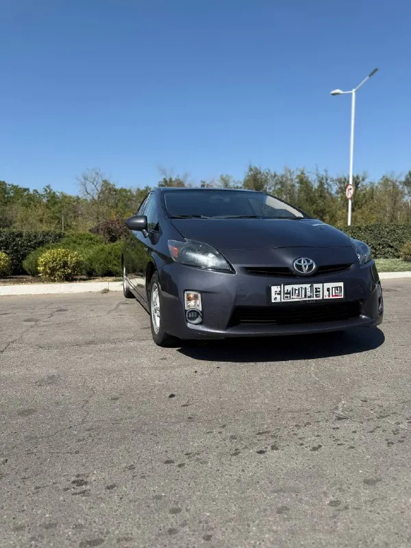 Toyota prius 2010 год пробег: 205 000 км автомобиль в отличном техническом состоянии, полностью исправен и не требует никаких вложений масло не ест, всё обслужено вовремя, двигатель и коробка работают идеально я собственник, полный порядок с документами хорошая комплектация: •кожаный салон — чистый, ухоженный, без потертостей •4 электростеклоподъёмника •бесключевой доступ и запуск кнопкой🔘 •климат-контроль •подогрев сидений •музыка, bluetooth, aux— всё работает без нареканий экономичный гибрид — расход топлива минимальный едет мягко, комфортно, ничего не гремит и не стучит. авто ухожено, использовалось бережно, всегда хранилось в чистоте. отличный вариант для тех, кто ищет надёжную, комфортную и экономичную машину! осмотр: г. луганск цена 1.100.000 ₽ +79591676091 торг у капота 😉 📞 звоните: +7(959)1676091 - фотография - 2