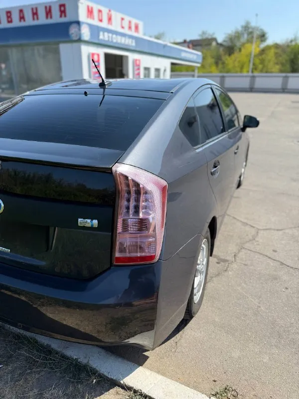 Toyota prius 2010 год пробег: 205 000 км автомобиль в отличном техническом состоянии, полностью исправен и не требует никаких вложений масло не ест, всё обслужено вовремя, двигатель и коробка работают идеально я собственник, полный порядок с документами хорошая комплектация: •кожаный салон — чистый, ухоженный, без потертостей •4 электростеклоподъёмника •бесключевой доступ и запуск кнопкой🔘 •климат-контроль •подогрев сидений •музыка, bluetooth, aux— всё работает без нареканий экономичный гибрид — расход топлива минимальный едет мягко, комфортно, ничего не гремит и не стучит. авто ухожено, использовалось бережно, всегда хранилось в чистоте. отличный вариант для тех, кто ищет надёжную, комфортную и экономичную машину! осмотр: г. луганск цена 1.100.000 ₽ +79591676091 торг у капота 😉 📞 звоните: +7(959)1676091 - фотография - 3