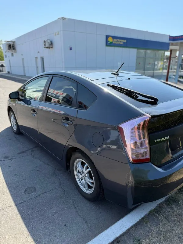 Toyota prius 2010 год пробег: 205 000 км автомобиль в отличном техническом состоянии, полностью исправен и не требует никаких вложений масло не ест, всё обслужено вовремя, двигатель и коробка работают идеально я собственник, полный порядок с документами хорошая комплектация: •кожаный салон — чистый, ухоженный, без потертостей •4 электростеклоподъёмника •бесключевой доступ и запуск кнопкой🔘 •климат-контроль •подогрев сидений •музыка, bluetooth, aux— всё работает без нареканий экономичный гибрид — расход топлива минимальный едет мягко, комфортно, ничего не гремит и не стучит. авто ухожено, использовалось бережно, всегда хранилось в чистоте. отличный вариант для тех, кто ищет надёжную, комфортную и экономичную машину! осмотр: г. луганск цена 1.100.000 ₽ +79591676091 торг у капота 😉 📞 звоните: +7(959)1676091 - фотография - 4