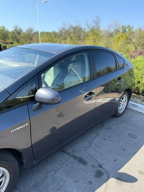 Toyota prius 2010 год пробег: 205 000 км автомобиль в отличном техническом состоянии, полностью исправен и не требует никаких вложений масло не ест, всё обслужено вовремя, двигатель и коробка работают идеально я собственник, полный порядок с документами хорошая комплектация: •кожаный салон — чистый, ухоженный, без потертостей •4 электростеклоподъёмника •бесключевой доступ и запуск кнопкой🔘 •климат-контроль •подогрев сидений •музыка, bluetooth, aux— всё работает без нареканий экономичный гибрид — расход топлива минимальный едет мягко, комфортно, ничего не гремит и не стучит. авто ухожено, использовалось бережно, всегда хранилось в чистоте. отличный вариант для тех, кто ищет надёжную, комфортную и экономичную машину! осмотр: г. луганск цена 1.100.000 ₽ +79591676091 торг у капота 😉 📞 звоните: +7(959)1676091 - фотография - 5